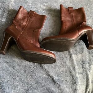 Nine & Company Marchlk Pebbled Brown Leather Pullon Boots   Floor Sample. Sz 9